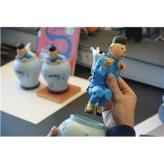 Tintin Statue Resin: Tintin and Snowy in The Chinese Vase Lotus Bleu, 20 cm (Moulinsart 46401)