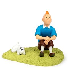 Tintin Statue Resin: Tintin and Snowy sit in the grass, 23 cm (Moulinsart 47001)
